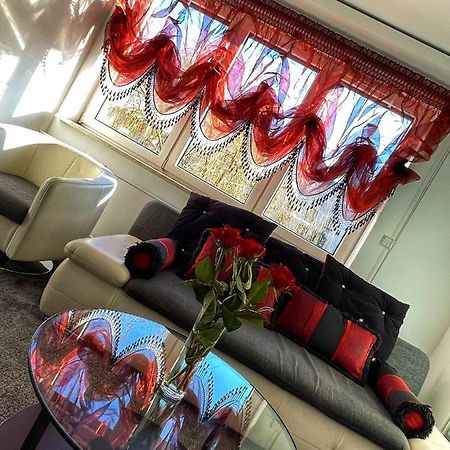 Luxury Red Apartment By Marta Радом Экстерьер фото