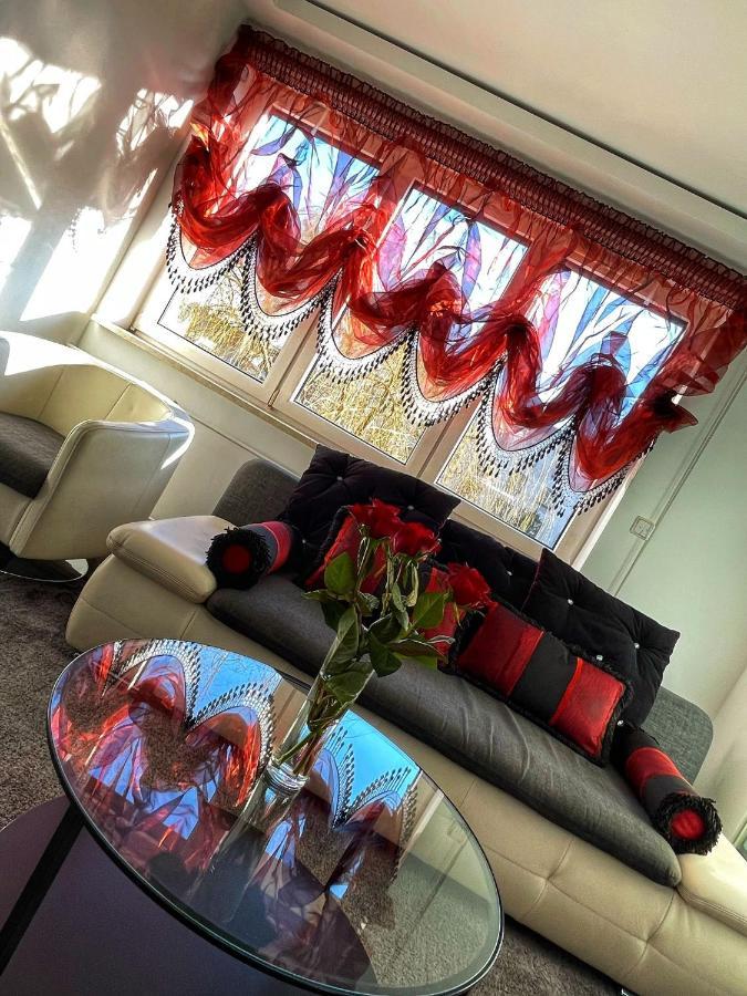 Luxury Red Apartment By Marta Радом Экстерьер фото